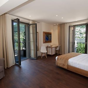 Zimmer mit Kingsize-Bett